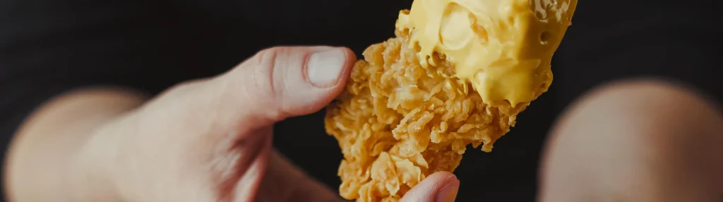 Ein Gericht, auf das es sich zu setzen lohnt: gebratenes Hähnchenfleisch in der Fertigpanade von Holly Powder